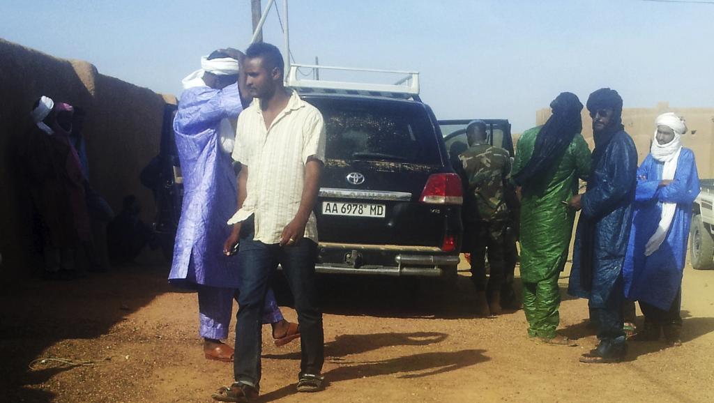 Des membres de la Minusma et du MNLA inspectent le véhicule emprunté par Ghislaine Dupont et Claude Verlon, avant leur enlèvement à Kidal, samedi 2 novembre.