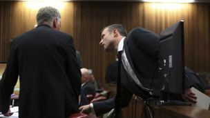 L'athlète Oscar Pistorius s'adressant à l'un de ses avocats au cours de l'audience au tribunal le 03 Mars dernier