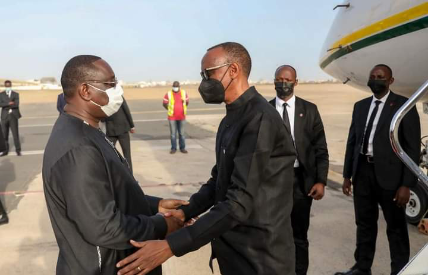 Paul Kagamé en escale à Dakar
