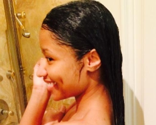 Photos - Topless Nicki Minaj: la star nue dans sa salle de bain 