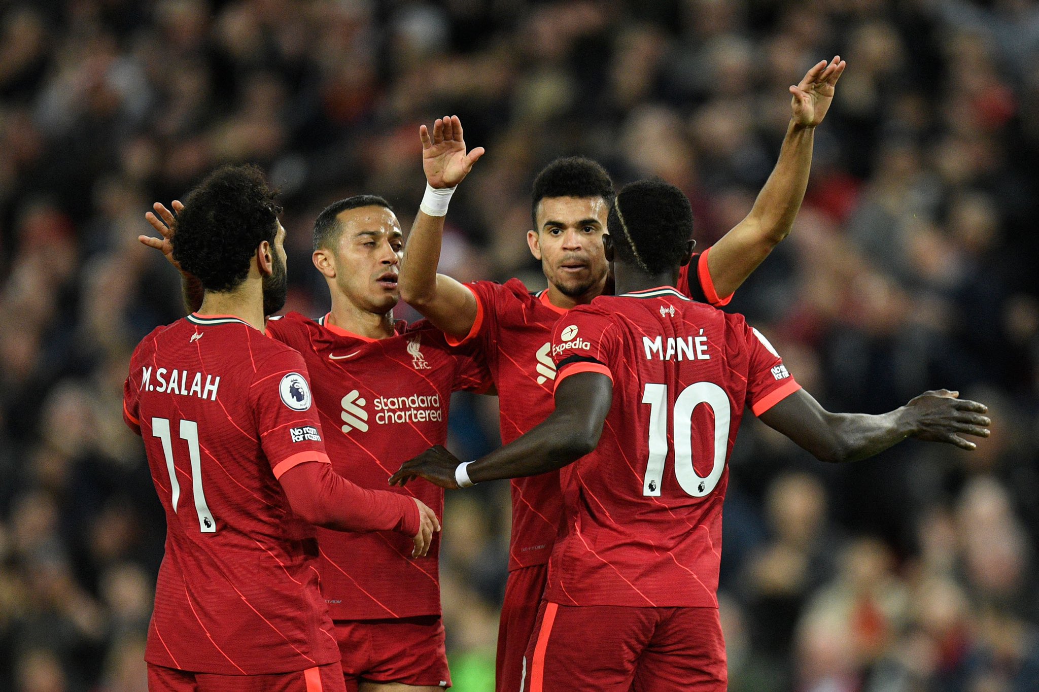 Liverpool écrase Manchester United et prend provisoirement la tête de la Premier League: Mané encore buteur