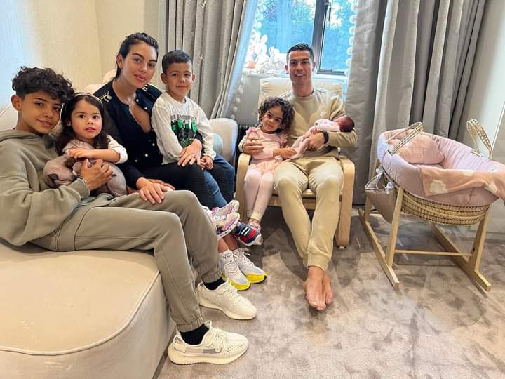 Cristiano Ronaldo partage la première photo de sa petite fille après la perte de son fils