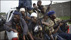 Des jeunes soldats alliés aux forces fidèles à Alassane Ouattara le 11 Avril 2011 dans les rues d'Abidjan.