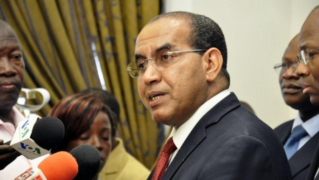 Ibrahim Ag Mohamed Assaleh (d), ici le 7 octobre 2012, veut créer une coalition de l'Azawad. AFP/ Ahmed OUOBA