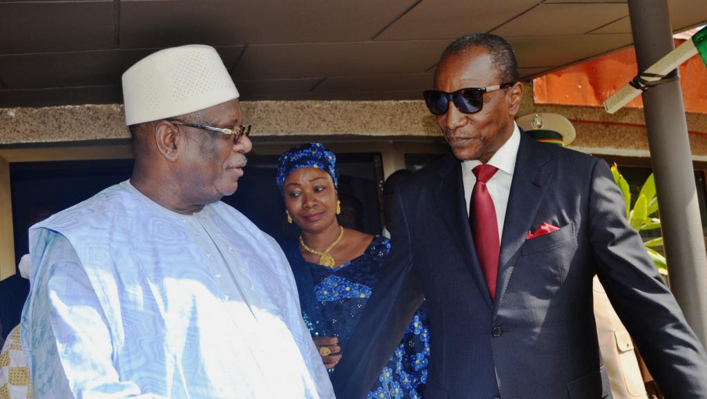 Le président malien, Ibrahim Boubacar Keïta accueilli à son arrivée à Conakry par son homologue guinéen Alpha Condé, le 10 mars 2015.