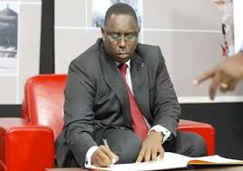 Macky Sall interdit les ministres d’escorte et siréne par un nouveau decret