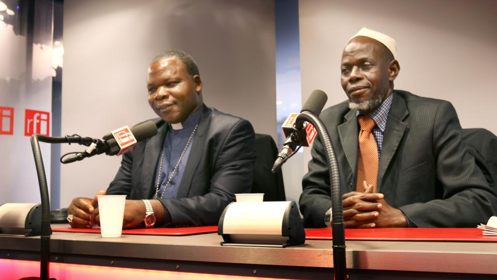 L'archevêque de Bangui Dieudonné Nzapalainga et l'imam Omar Kobine Layama, lors d'une interview dans les studios de RFI, le 23 janvier 2014.