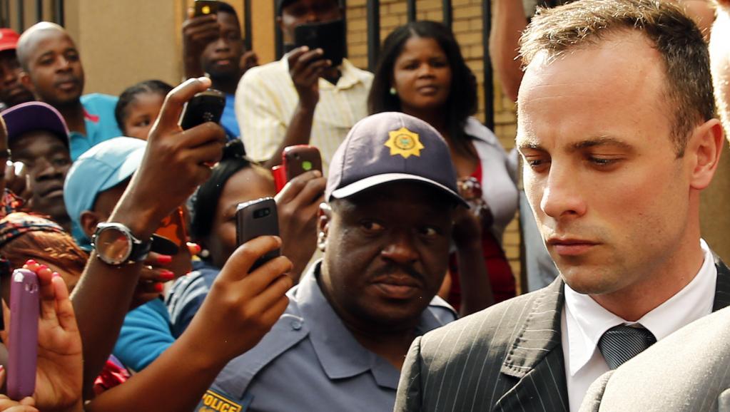 Oscar Pistorius, lors de sa sortie du tribunal de Pretoria, ce mardi 18 mars.
