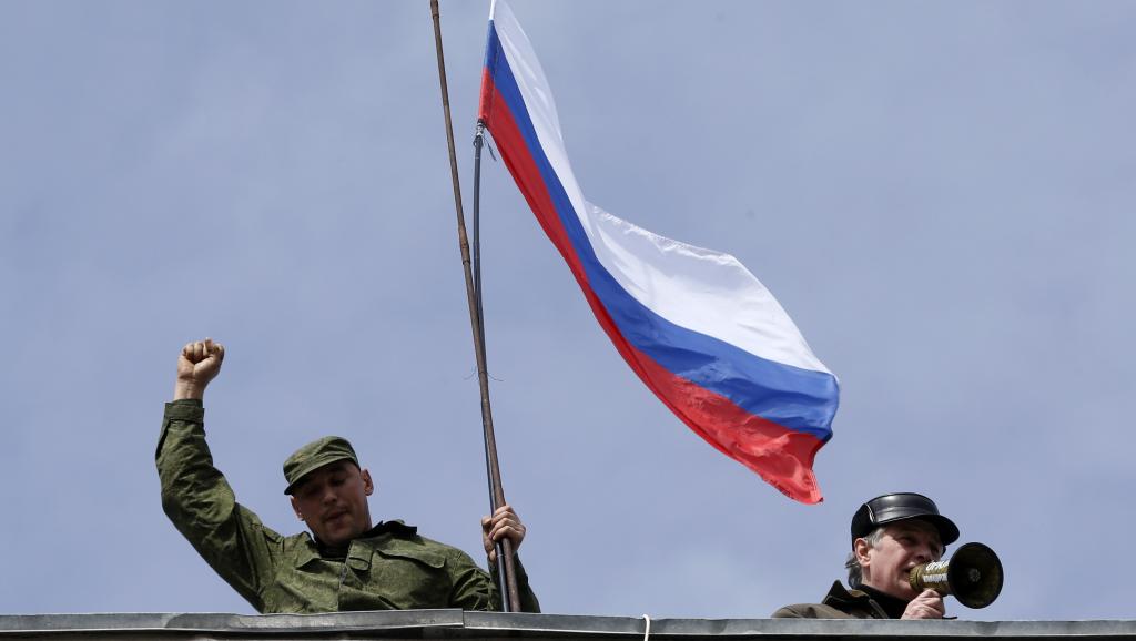 Crimée: après le blocus, les forces pro-russes lancent la conquête