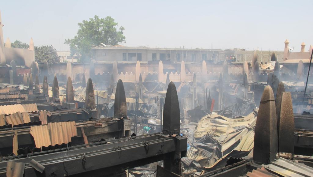 La police privilégie la piste accidentelle : un court-circuit serait à l’origine de l’incendie qui a détruit le marché rose de Bamako.