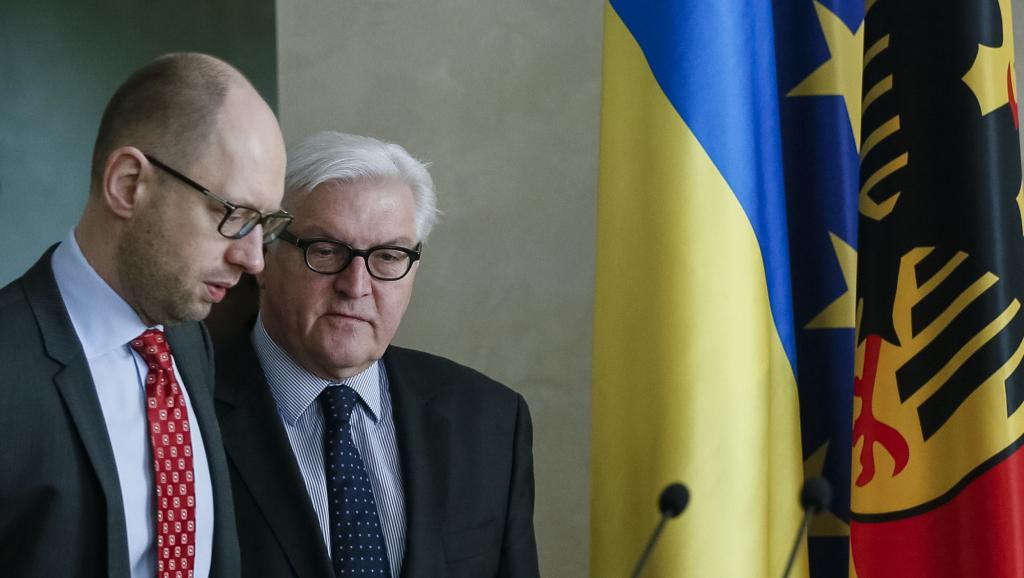 Le Premier ministre ukrainien Arseni Iatseniouk (à g.) en compagnie du chef de la diplomatie allemande Frank-Walter Steinmeier, le 22 mars 2014.