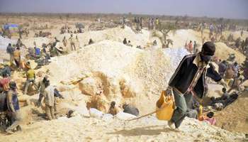 Des mineurs dans une mine clandestine d'or le 20 février 2014 à Nobsin.   Lire l'article sur Jeuneafrique.com : Burkina Faso | Les enfants mineurs, victimes de la ruée vers l'or au Burkina Faso | Jeuneafrique.com - le premier site d'information et d'actualité sur l'Afrique  Follow us: @jeune_afrique on Twitter | jeuneafrique1 on Facebook