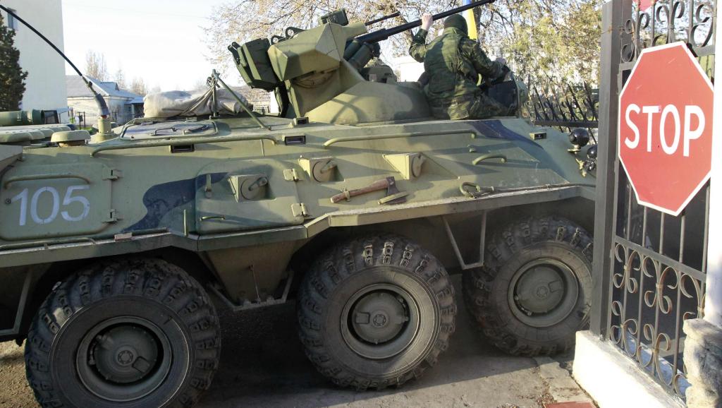 Des véhicules blindés ont pénétré dans une base ukrainienne en Crimée, au milieu de rafales d'armes automatiques tirées en l'air. Balbke, le 22 mars 2014.
