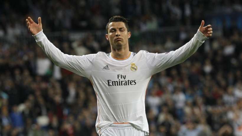 Cristiano Ronaldo charge l'arbitre !