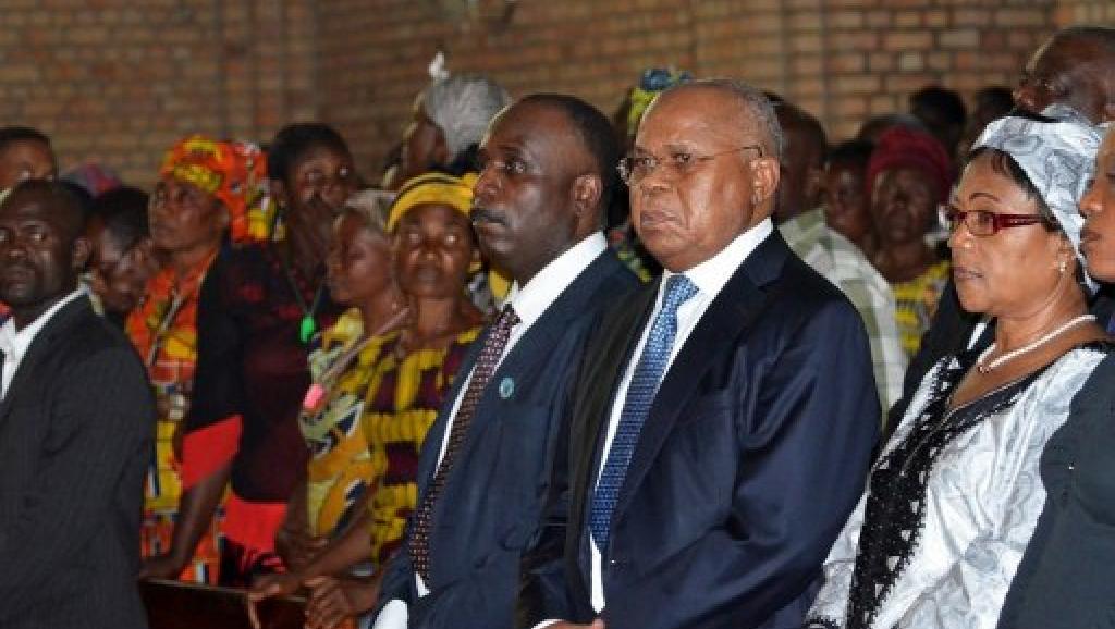 Eugène Diomi Ndongala (à gauche) aux côtés du leader du principal parti d'opposition Etienne Tshisekedi, en l'église Notre-Dame de Kinshasa, le 22 juin 2012.