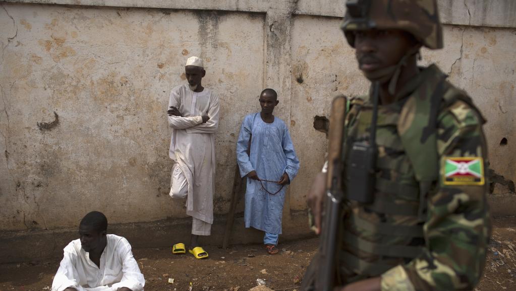 Un soldat de l'Union africaine lors des funérailles de musulmans, au PK 5, le 23 mars. REUTERS/Siegfried Modola