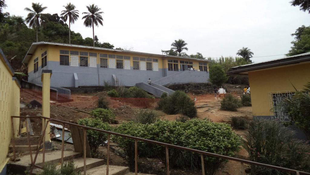 L'hôpital de Macenta, en Guinée, où des patients touchés par le virus Ebola sont mis à l'isolement. REUTERS/Stringer