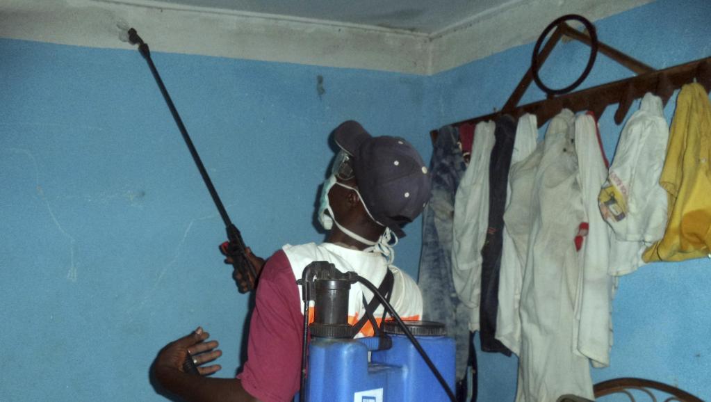 Désinfection d'une habitation à Macenta, le 26 mars 2014. REUTERS/Plan International/Handout via Reuters