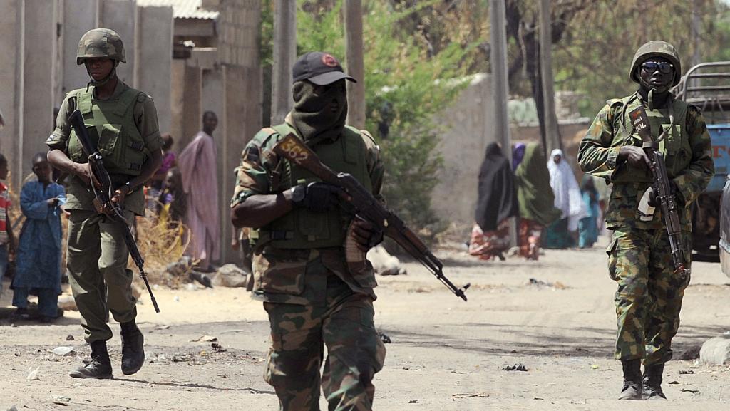 Des soldats nigérians dans les rues de Baga, dans l'Etat de Borno, en avril 2013. Selon Amnesty international, les troupes nigériannes sont responsables de crimes de guerre dans les opérations menées contre Boko Haram.