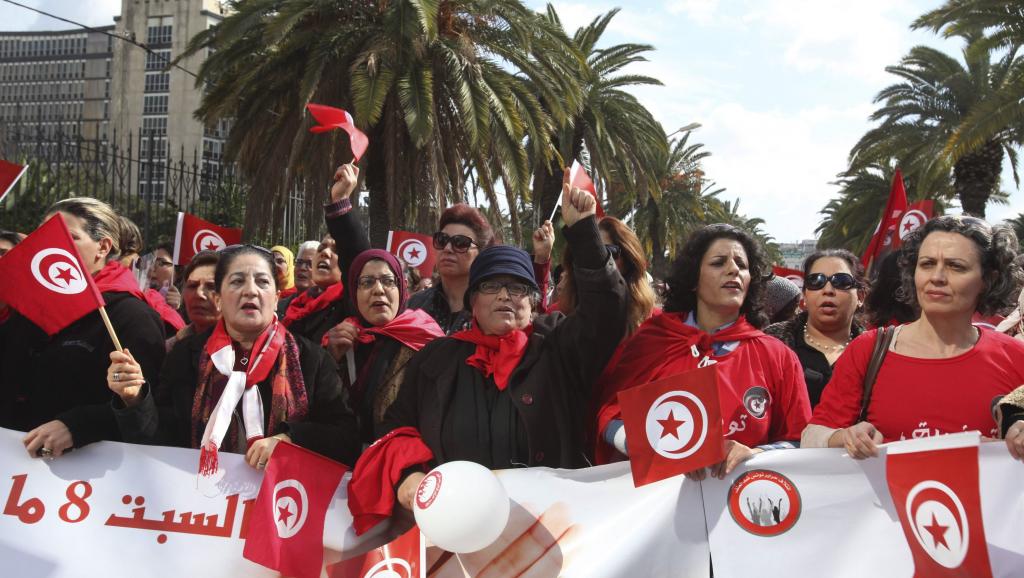Défilé de femmes à Tunis, le 8 mars 2014. Le procès des policiers auteurs du viol de Meriem est devenu un symbole de la lutte contre les violences envers les femmes en Tunisie. REUTERS/Zoubeir Souissi