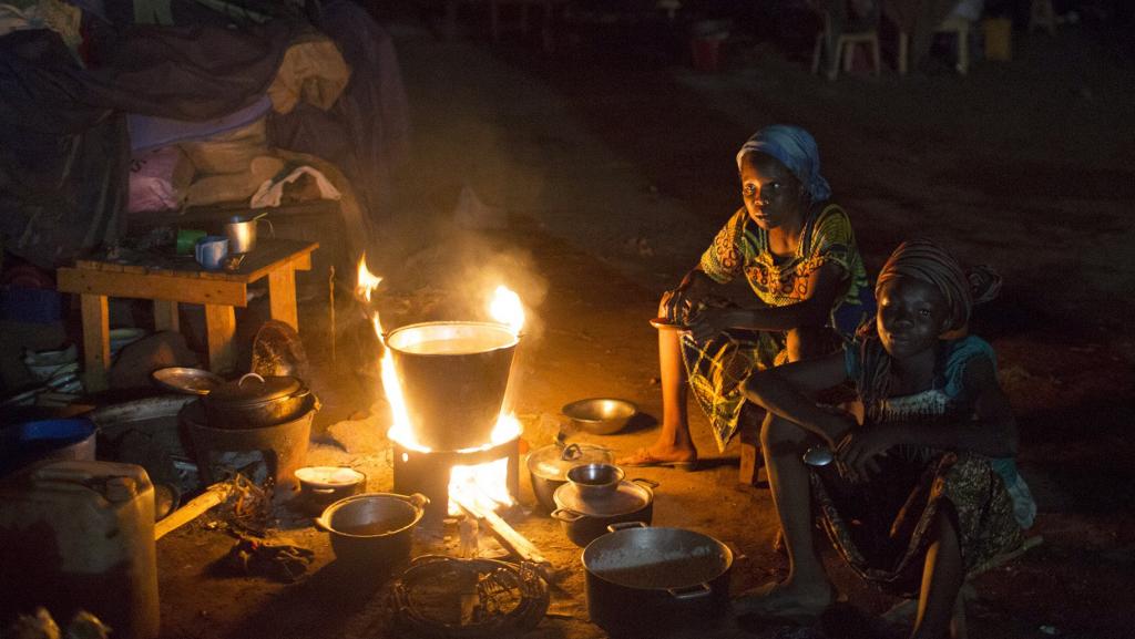 Des femmes préparent à manger dans un camp de déplacés à Bangui. REUTERS/Siegfried Modola
