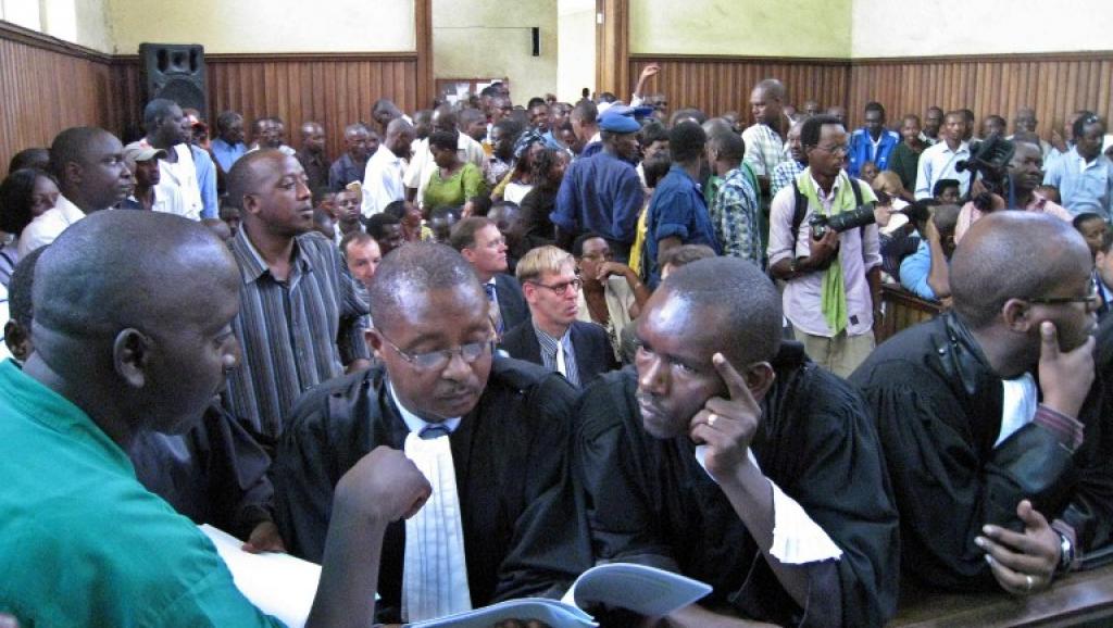 Bujumbura, le 19 janvier 2011. Un des assassins présumés d'Ernest Manirumva, avec les avocats de la défense, au palais de justice. AFP PHOTO/Esdras NDIKUMANA