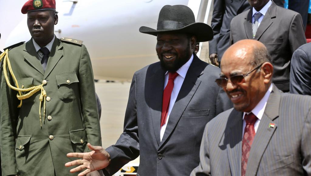Le président du Soudan Omar el-Béchir accueille à l'aéroport Salva Kiir, président du Soudan du Sud, le 5 avril 2014.