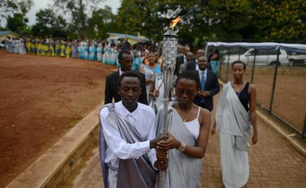 La torche du souvenir qui a fait le tour du Rwanda, durant une procession dans l'arrondissement de Kicukiru le 5 avril 2014. Elle retournera le 7 avril au memorial de Kigali pour marquer les 20 ans du génocide Simon Maina AFP