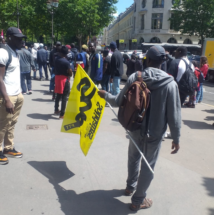 Un sans-papiers sénégalais lors d'une manifestation en France