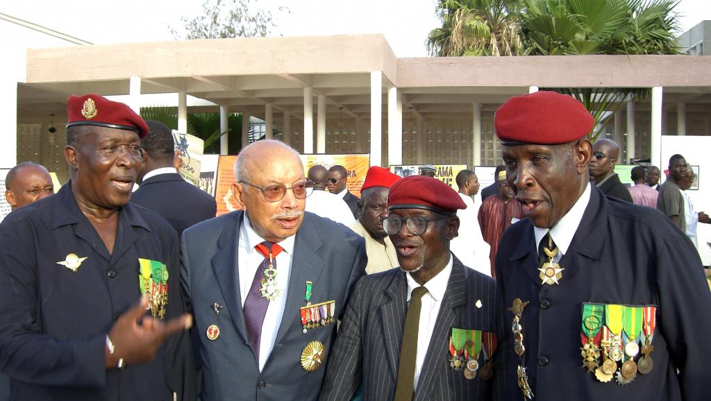 L'ancien tirailleur sénégalais Claude Mademba Sy (2e gauche) lors de la «Journée du tirailleur» à Dakar, le 23 mai 2008.