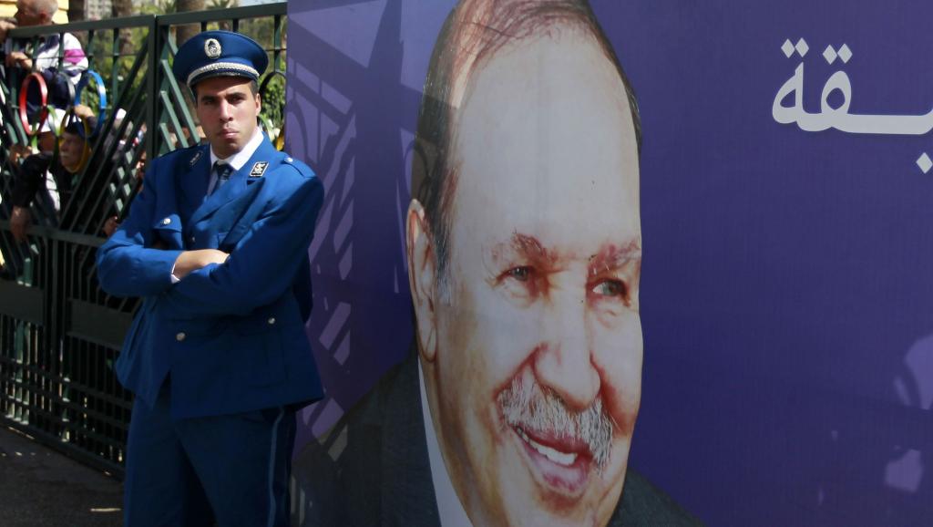 Un policier algérien, lors d'un meeting pro-Bouteflika, ce samedi 12 avril à Alger. REUTERS/Louafi Larbi