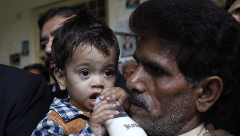 Le petit Musa Khan et son grand-père, le 12 avril 2014 à Lahore.
