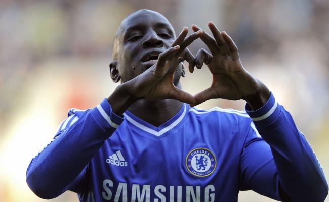 Angleterre Demba Ba garde Chelsea dans le coup