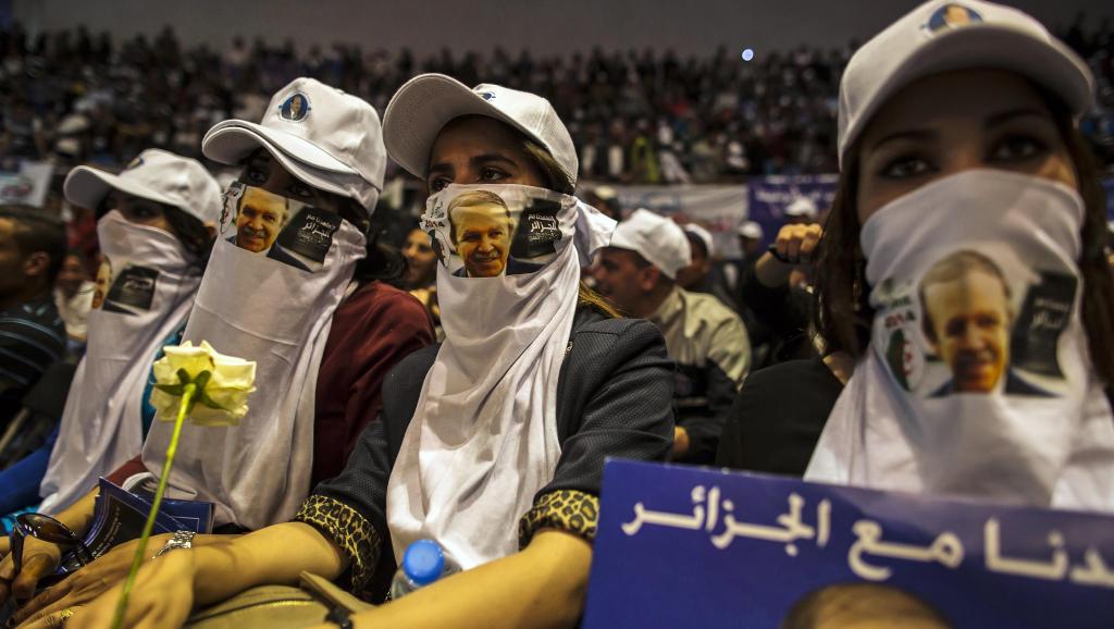 Des partisans du président d'Abdelaziz Bouteflika dont la campagne aurait coûté 75 millions d'euros selon la presse algérienne.