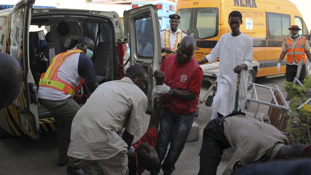 Goodluck Jonathan : « Le gouvernement fait tout ce qui est en son pouvoir pour faire en sorte que notre pays avance. Cet événement est une distraction inutile qui nous ramène en arrière. Mais je vous assure qu’on le surmontera. A ce titre, je demande aux médias d’aider nos populations à être plus responsables et sur leurs gardes. Dans la plupart des pays qui font face à la terreur, les citoyens sont très vigilants dès qu’il y a des mouvements suspects de véhicules ou dans les bars. Ils vont le rapporter aux services de sécurité. Si au moins une grande partie de ces gens sont contenus, et si nous faisons attention aux questions de sécurité, nous pourrons réduire ce genre d’incidents. »  → À (RE)LIRE : Boko Haram, la nébuleuse  Sur les réseaux sociaux, dans la rue, sur les ondes, depuis l’attentat, les condamnations sont nombreuses et les populations indignées. Depuis le début de l’année, les attaques terroristes sont quasi quotidiennes dans le pays, essentiellement dans l'extrême nord-est. Selon Amnesty International, plus de 1 500 personnes ont péri dans ces violences au cours des quatre derniers mois.  Les attaques font parfois la Une des journaux, mais les Nigérians se sentent, dans leur ensemble, peu concernés la plupart du temps. Question de distance, mais aussi d’habitude. Tandis que cette fois-ci, l’attentat a eu lieu aux abords de la capitale fédérale, dans une gare routière, au cœur d’un quartier ou réside la classe moyenne. Ce n’est pas tant l’attaque en soi qui marque les esprits ; ce serait plutôt l’endroit où elle s’est produite.