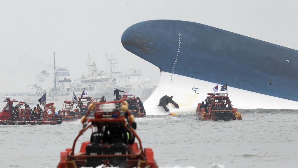 Les secours tentent de venir en aide aux rescapés du naufrage. EUTERS/Hyung Min-woo/Yonhap