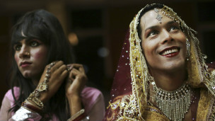 En Inde, beaucoup de transgenres gagnent leur vie en chantant, dansant ou bien via la prostitution et la mendicité.