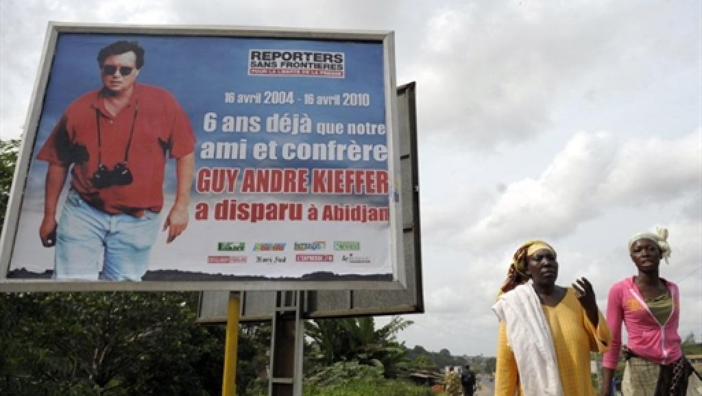 Un panneau dans les rues d'Abidjan rappelant les six ans de disparition de Guy-André Kieffer.