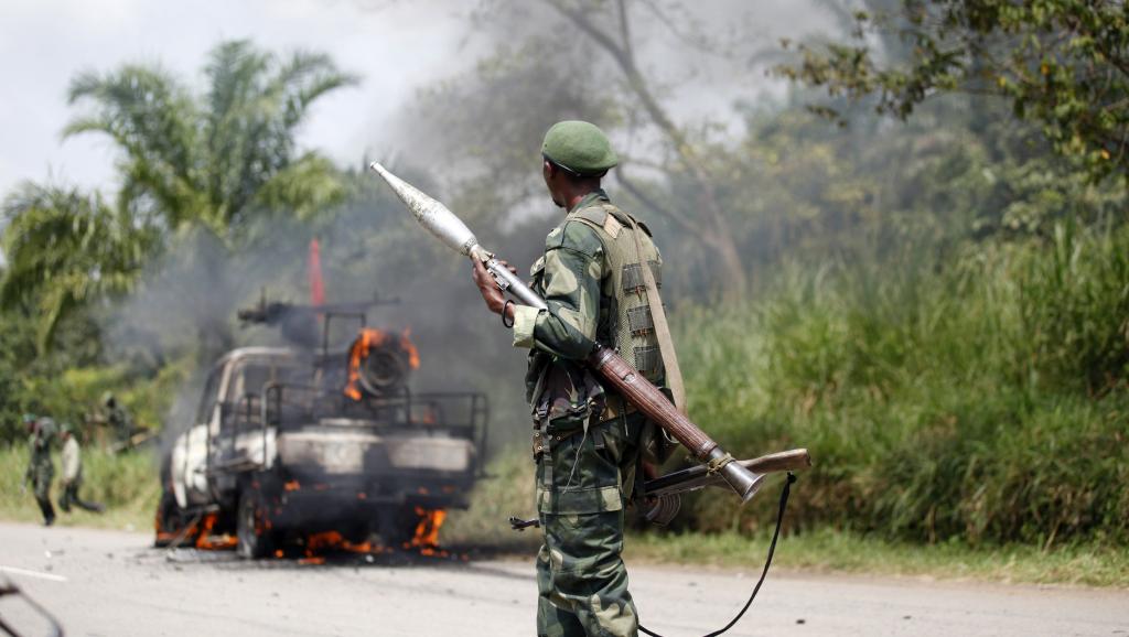 Un soldat congolais de la FARDC, près du village de Mazizi, le 2 janvier 2014. REUTERS/Kenny Katomb