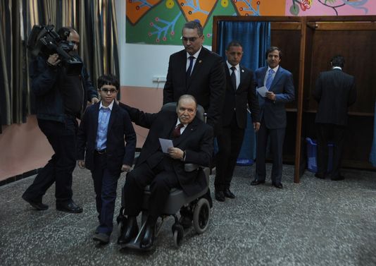 En Algérie, Abdelaziz Bouteflika a voté en fauteuil roulant
