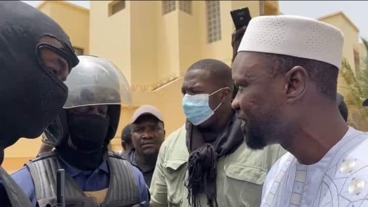 Cité Keur Gorgui: Sonko empêché par les forces de l’ordre d’aller effectuer la prière du vendredi