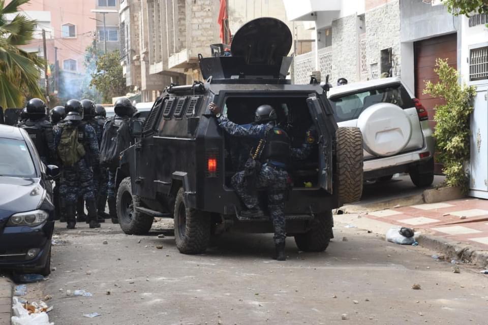 Dakar: le maire Barthélémy Dias dénonce une volonté manifeste de défoncer sa porte d’entrée pour l’arrêter