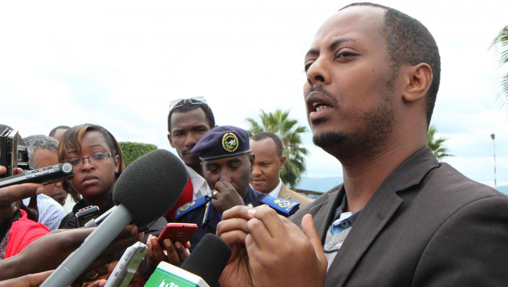 Kizito Mihigo s'adresse aux médias à Kigali, le 15 avril 2014, après l'annonce de son arrestation la veille. AFP PHOTO / STEPHANIE AGLIETTI