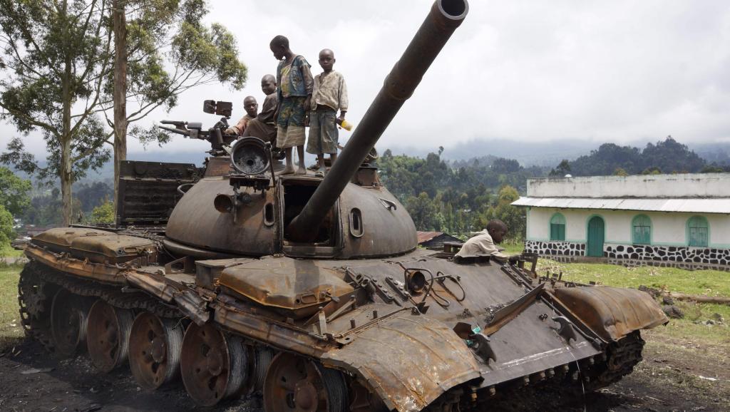 Des enfants jouent sur un tank abandonné par les rebelles du M23, à Kibumba, à l'est de Goma, le 6 novembre 2013.