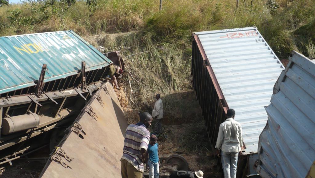 Bondé de passagers, le train de marchandises a derraillé après avoir quitté la ville de Kamina, en RDC, le 22 avril 2014.