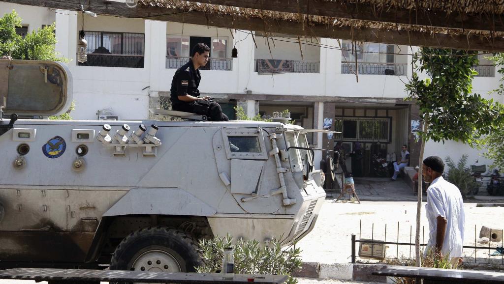 Soldats égyptiens en faction à al-Arich au nord du Sinaï. REUTERS/Stringer