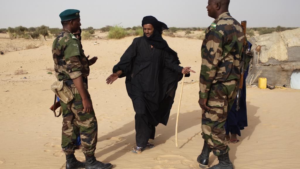 Dans le village de Tashek, au nord du Mali, une patrouille de militaires discute avec un touareg. REUTERS/Joe Penney