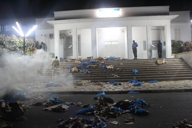 Images - Ucad: Les étudiants, en colère, brulent tous sur leur passage