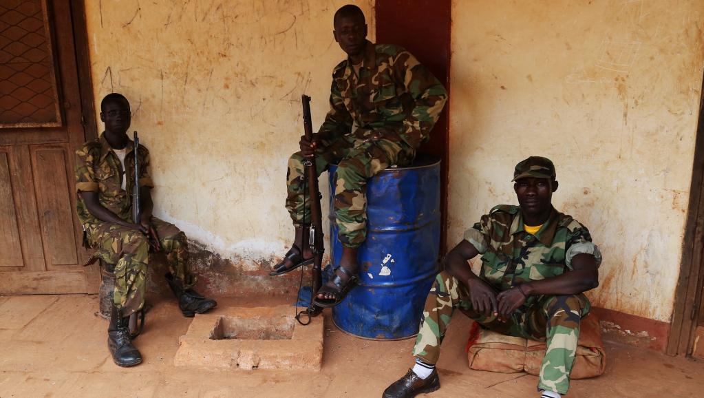 Des soldats de la Séléka en attente dans leur quartier général de Bambari. REUTERS/Emmanuel Braun