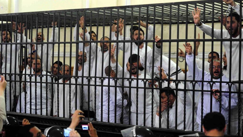 Fin mars, à Alexandrie, quelques uns des Frères musulmans poursuivis dans ce procès de masse. REUTERS/Al Youm Al Saabi Newspaper